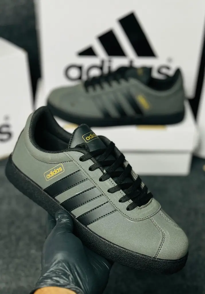 Adidas Sneakers